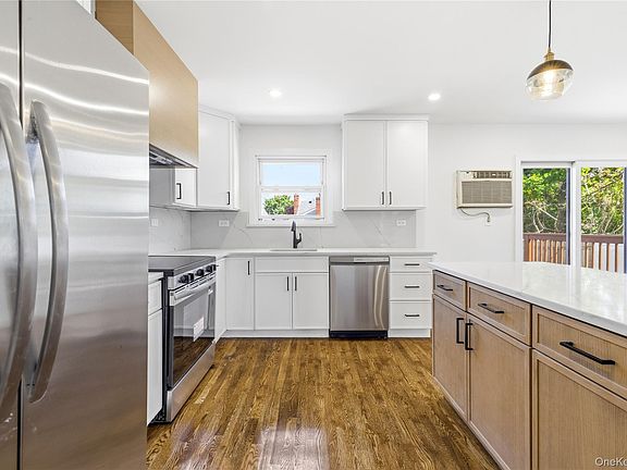 4th image of 561 Woodbury Road