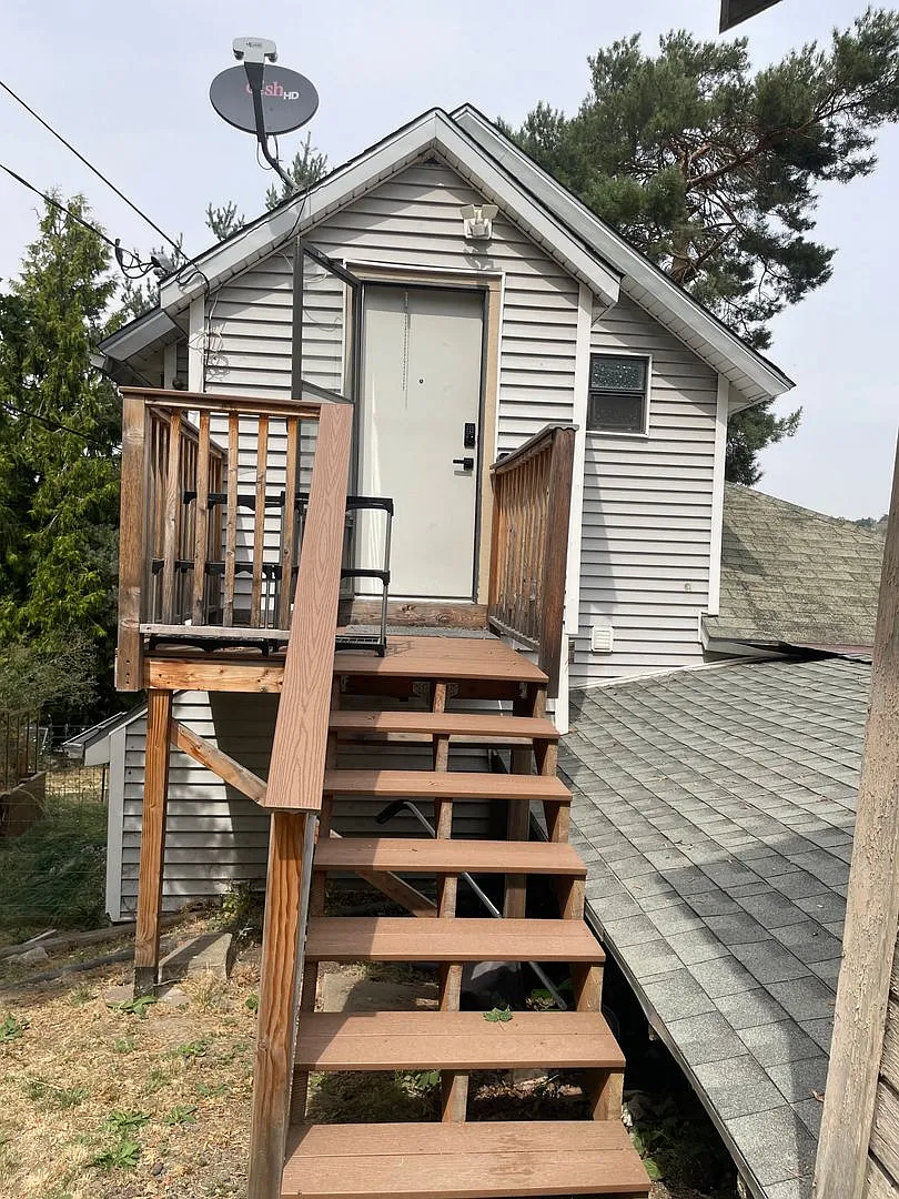 635 SE Holbrook Pl — Photo 1