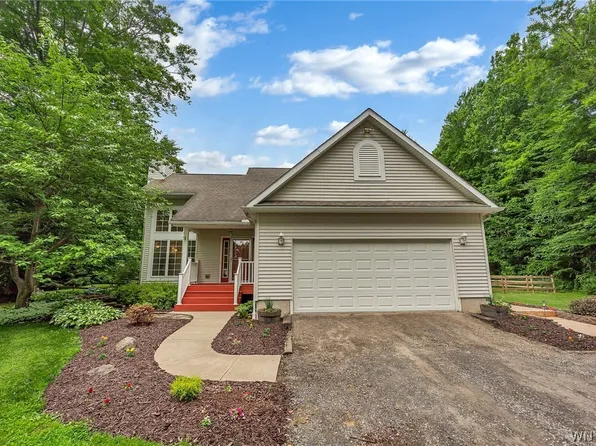 11695 Alps Rd, Lyndonville, NY 14098