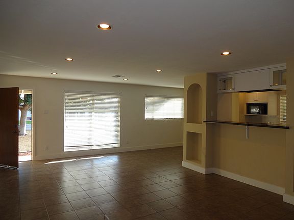 3rd image of 4824 E Amelia Ave