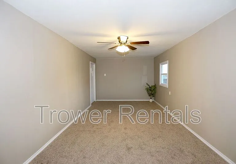 803 B Ave E — Photo 21