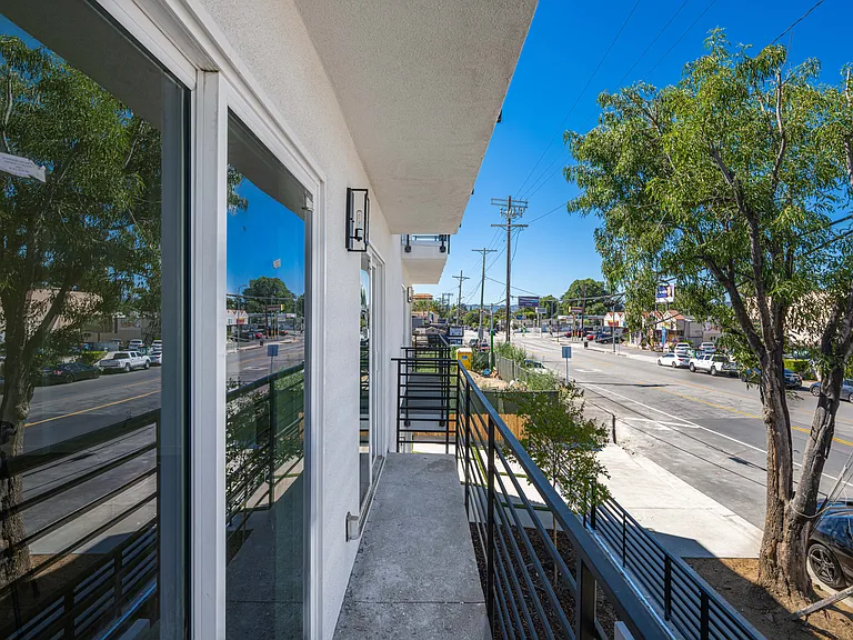 6830 Hazeltine Ave — Photo 17