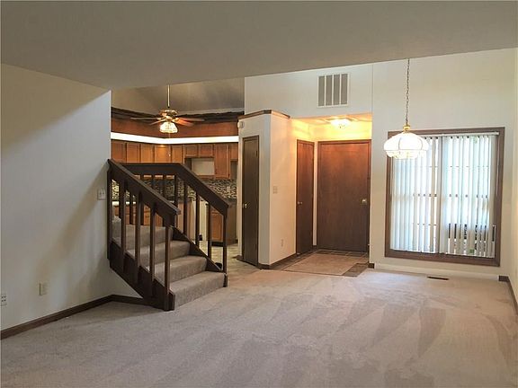 Dining area & entry