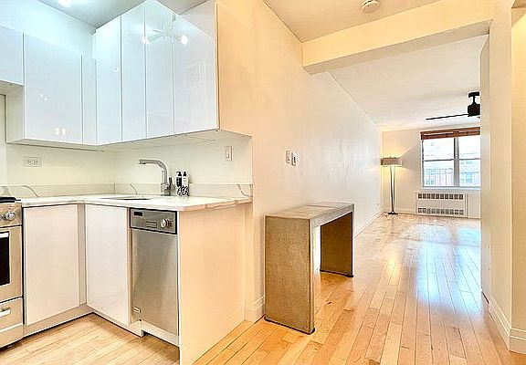 4th image of 13 W 13th St APT 6EN