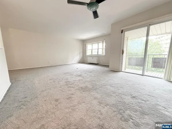 1111 River Rd APT E17, Edgewater, NJ 07020