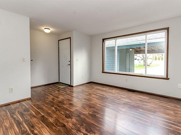 3rd image of 2908 59th Ave NE