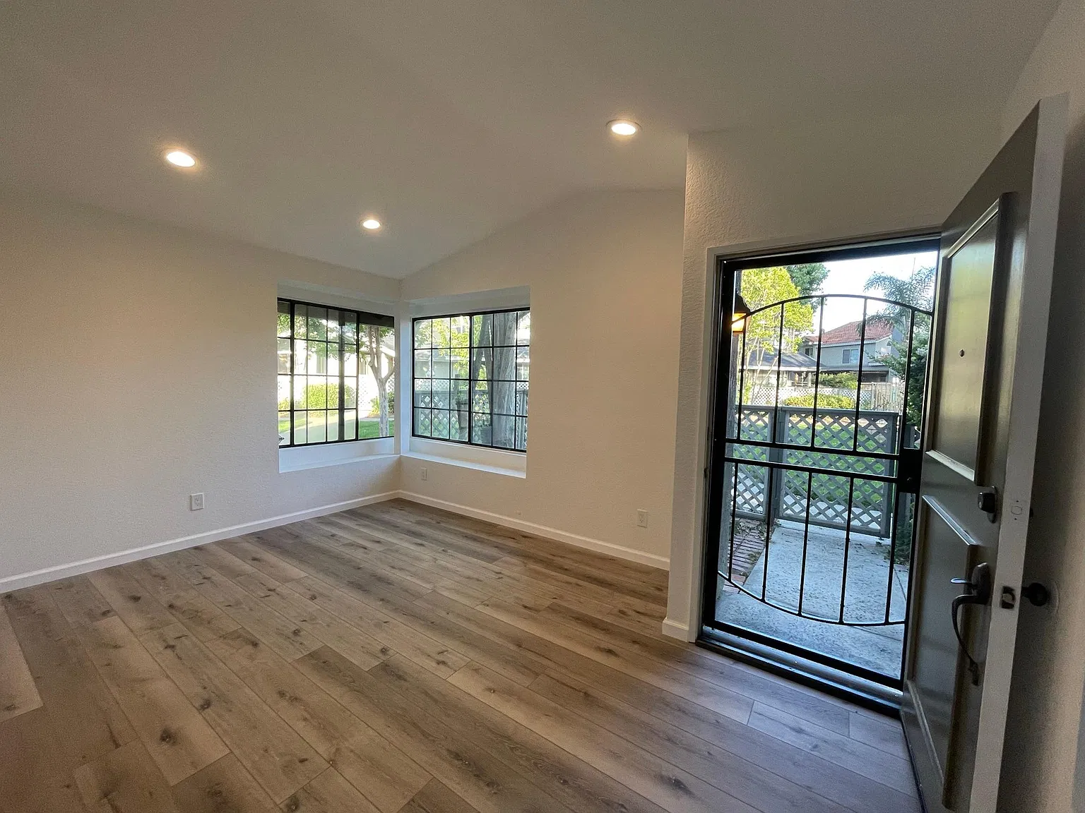 2 bed, 718 sqft, $2,500 — Photo 3