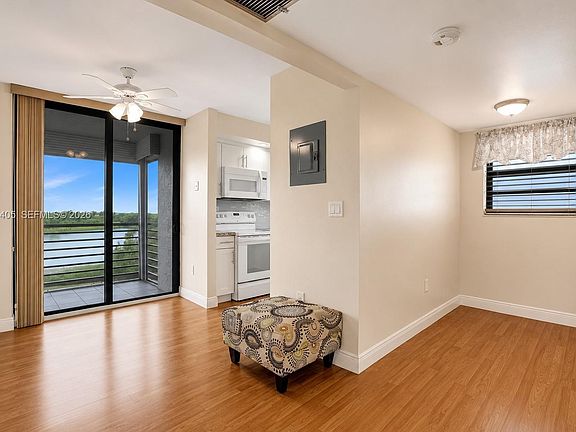 3rd image of 901 Colony Point Cir APT 501