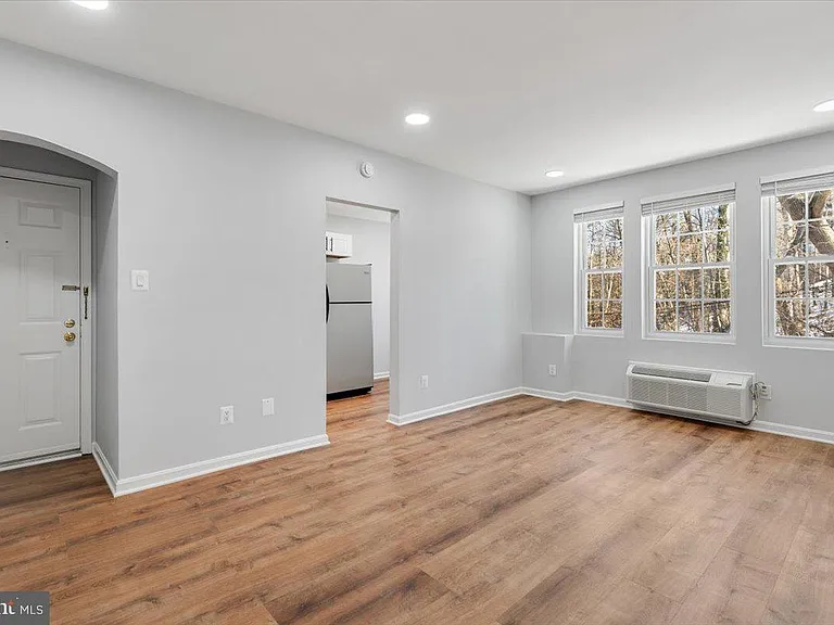 1909 N Rhodes St #25 — Photo 20