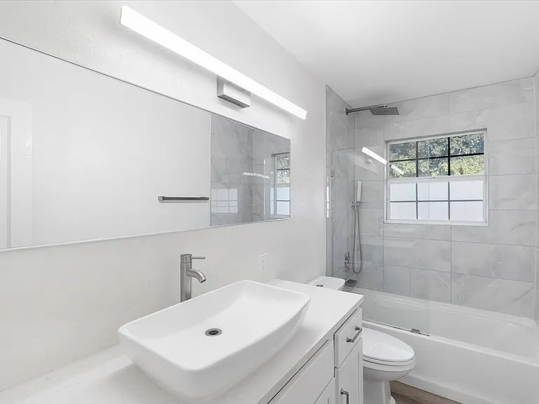 Full bathroom 2