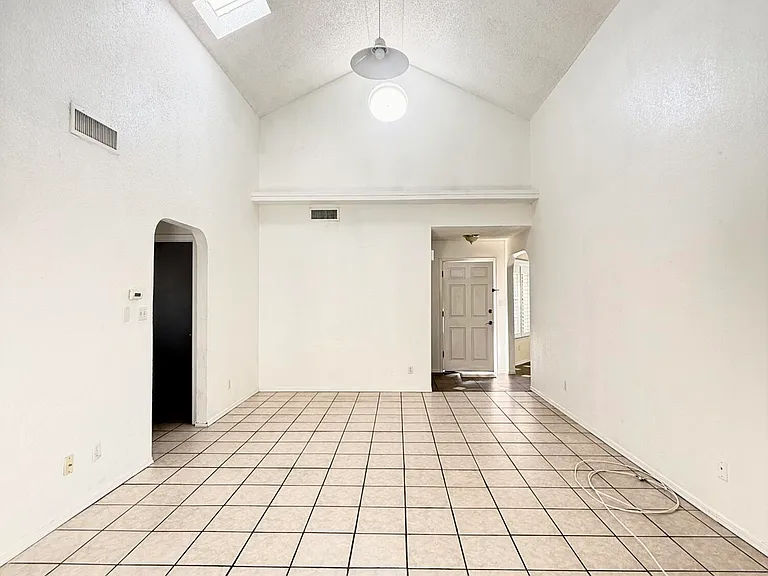 1884 Lyman Dutton Cir — Photo 7