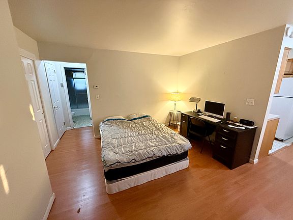 4th image of 202 12th St APT 8