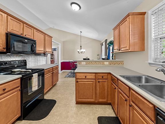 5th image of 52 Freebird Ct