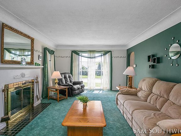 4th image of 2555 Lake Michigan Dr NW