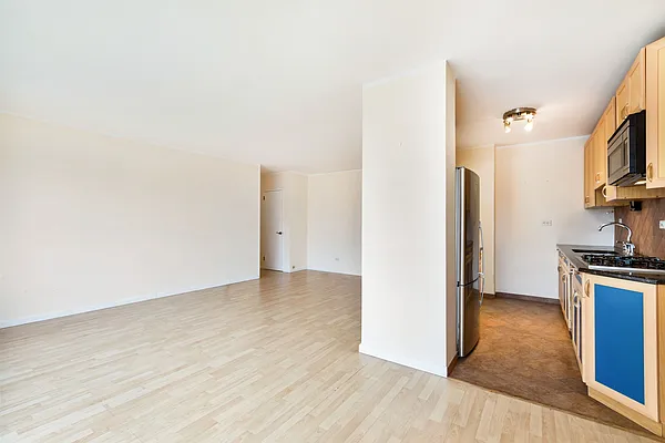 Sold by Thomas Lipovetsky, LREB | media 18