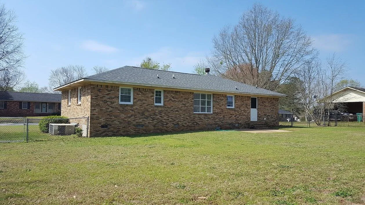 3 bed, 1.5 bath, 1090 sqft, $1,175 — Photo 3