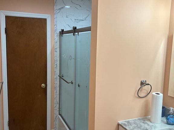 5th image of 360 Leslie Ave