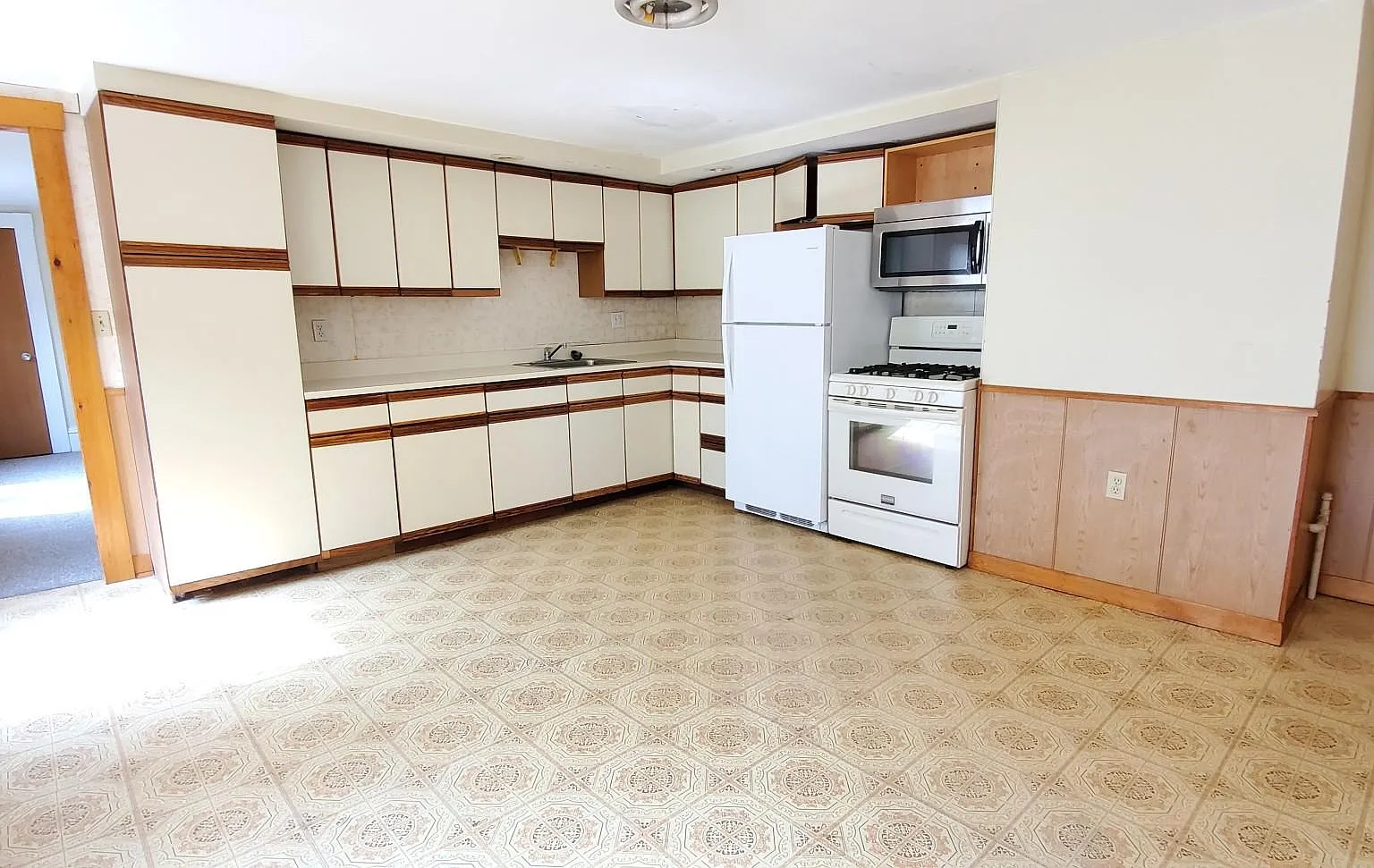 2 bed, 1.5 bath, 1900 sqft, $2,500 — Photo 2