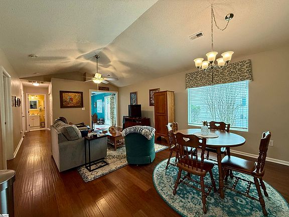 4th image of 20 Lantern Ln