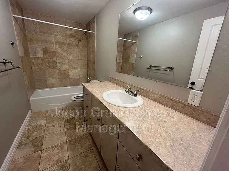 460 Lacosta Dr — Photo 8