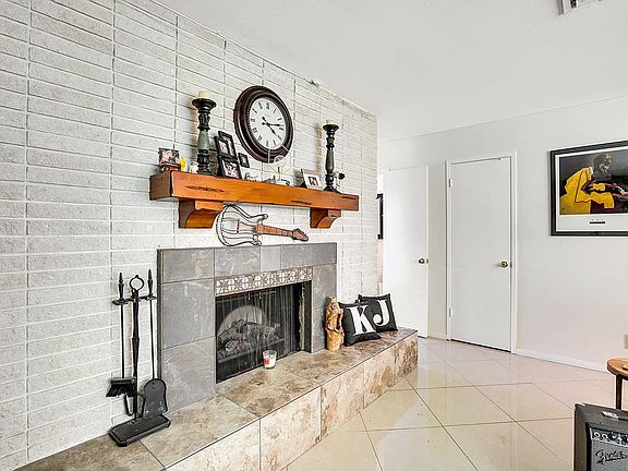 2nd image of 402 Greenbriar Townhouse Way