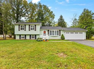 11 Battle Green Dr, Rochester, NY 14624