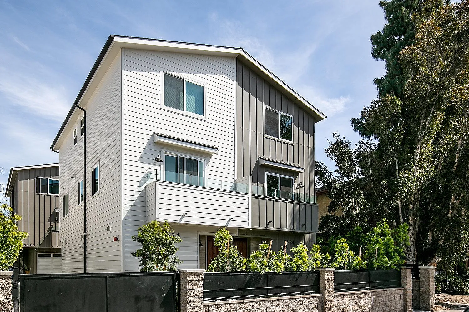 3 bed, 1296 sqft, $3,850 — Photo 1