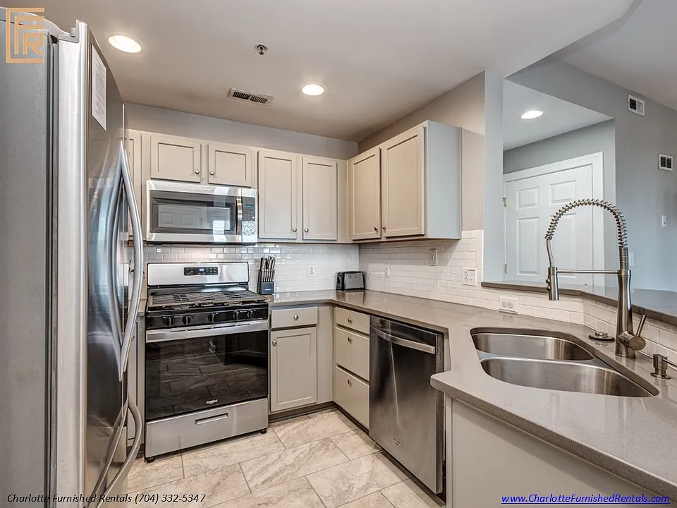 718 W Trade Street — Photo 4