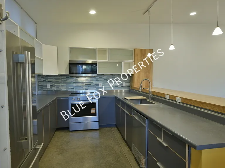 1150 E 15th St — Photo 10