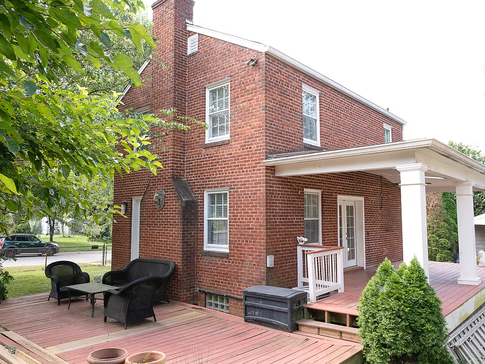 2601 Elnora St