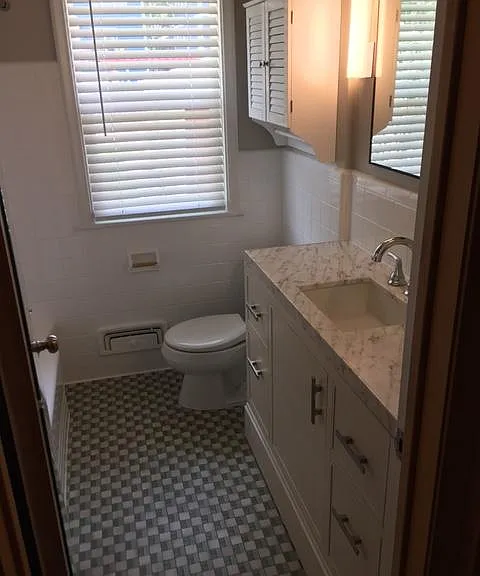 Main floor full bathroom
