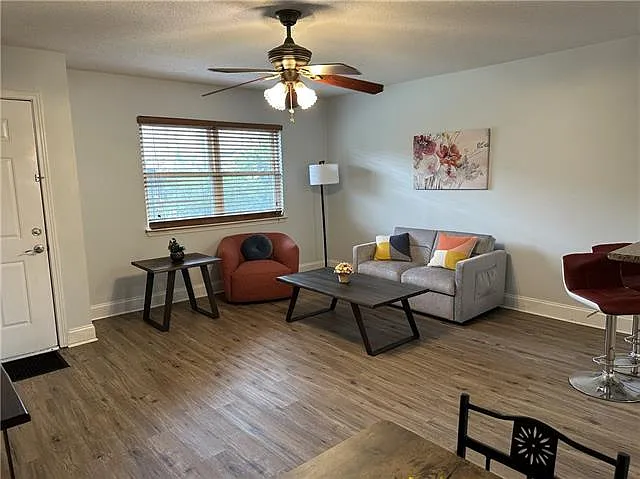 1 bed, 1.0 bath, 576 sqft, $1,400 — Photo 2