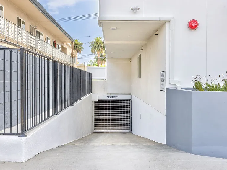 14748 Victory Blvd — Photo 19