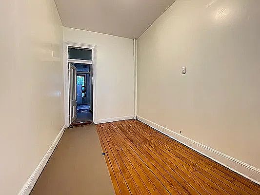 3rd image of 129 Montrose Ave APT 2R