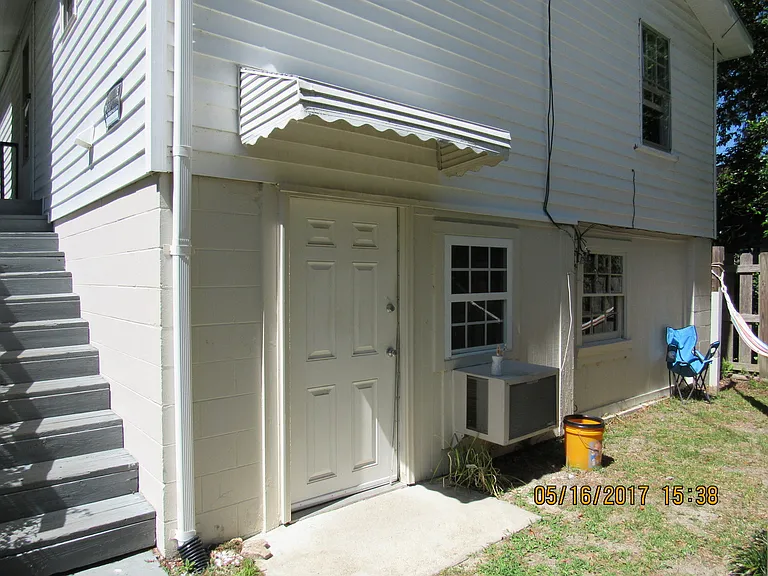 208 1/2 W College St — Photo 3