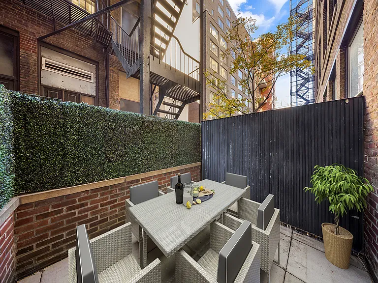 140 W 22nd St #2D — Photo 1