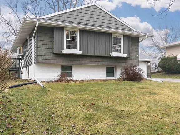 3rd image of 271 Sussex Dr NE