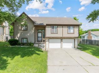 403 NE Station Dr, Lees Summit, MO 64086