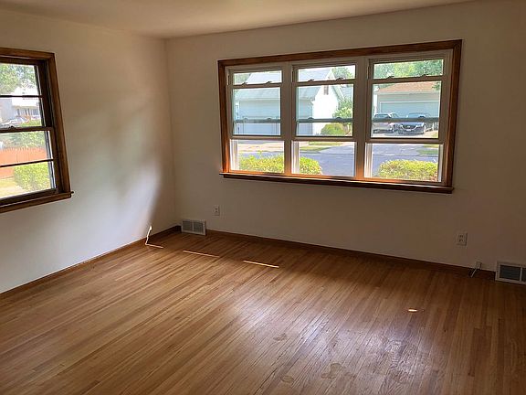 3rd image of 32 Klinger Ave