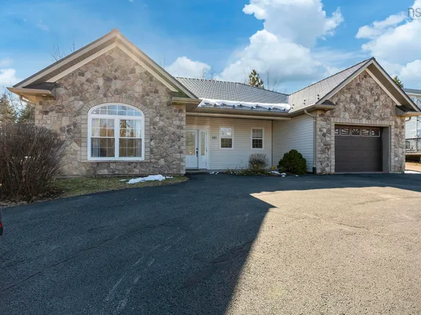 103 Oakwood Dr, Colchester, NS B6L 1N3