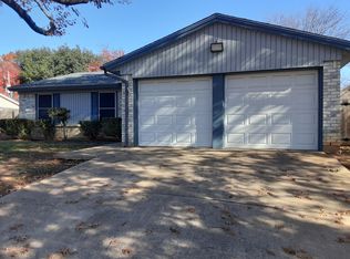 6105 Springwood Dr, Arlington, TX 76001