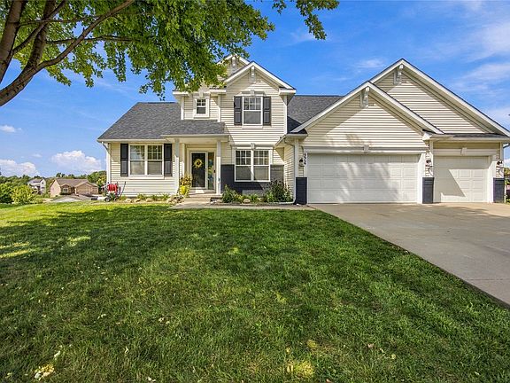 2nd image of 924 NE Otter Ridge Cir