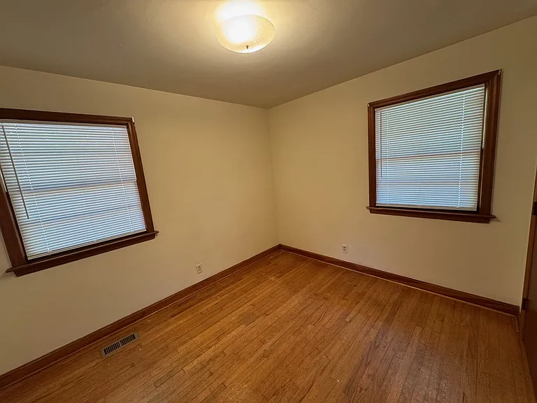 2209 W Driftwood Ave — Photo 5