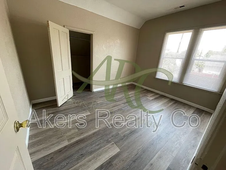 511 W 12th St #D — Photo 6