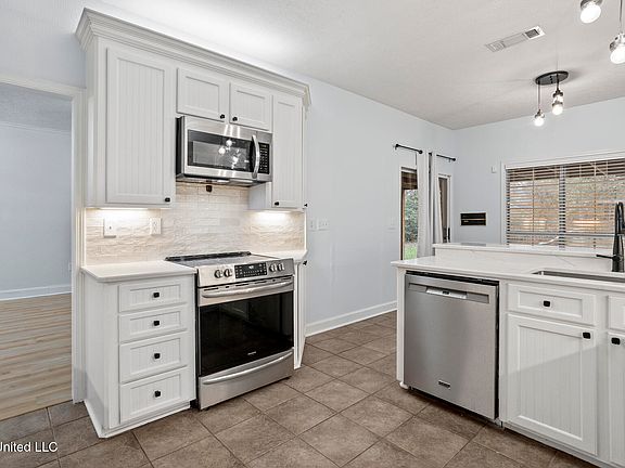 4th image of 323 Woodlands Dr