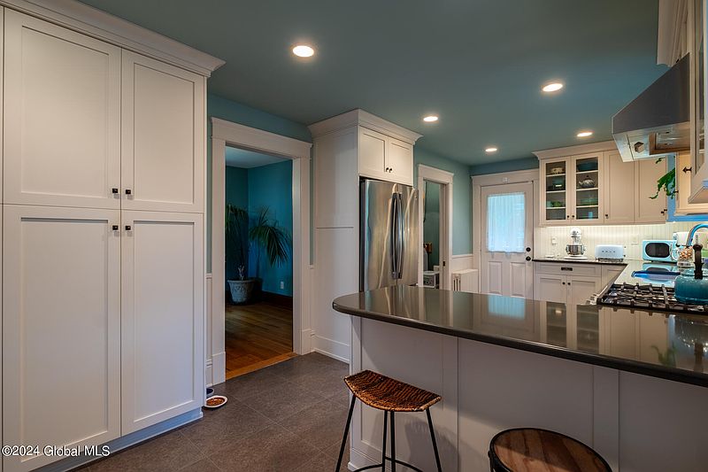 4th image of 4 Buell Avenue