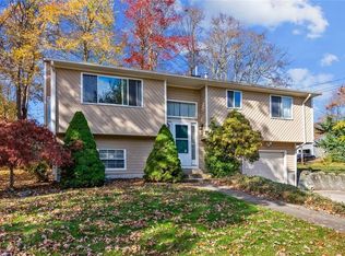 11 Muratore Ln, Narragansett, RI 02882