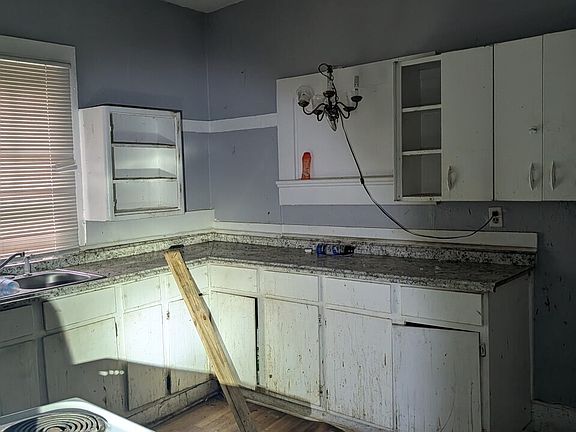 4th image of 4040 Kemper Ave