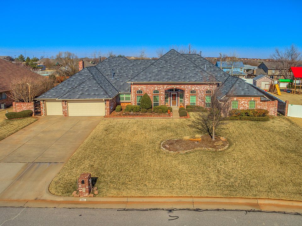 Huge lot, 3 car garage 