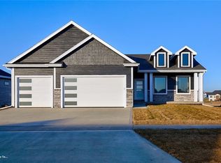 2890 Crescent Ridge Dr, Waukee, IA 50263